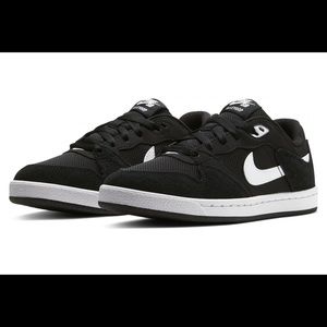 Nike Alleyoop youth size 5 black and white